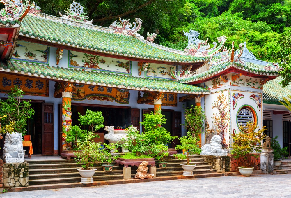 Khi tham quan, bạn nên lưu ý đi lại cẩn thận trên các con đường đá gồ ghề